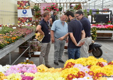 Druk in gesprek op de stand van Brandkamp.